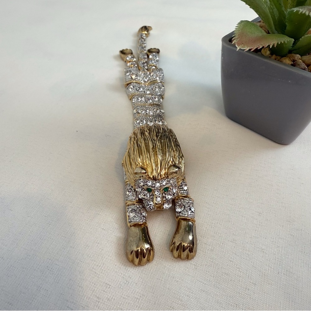 Rhinestone Gold Tone Articulated Lion Brooch - Picture 7 of 16